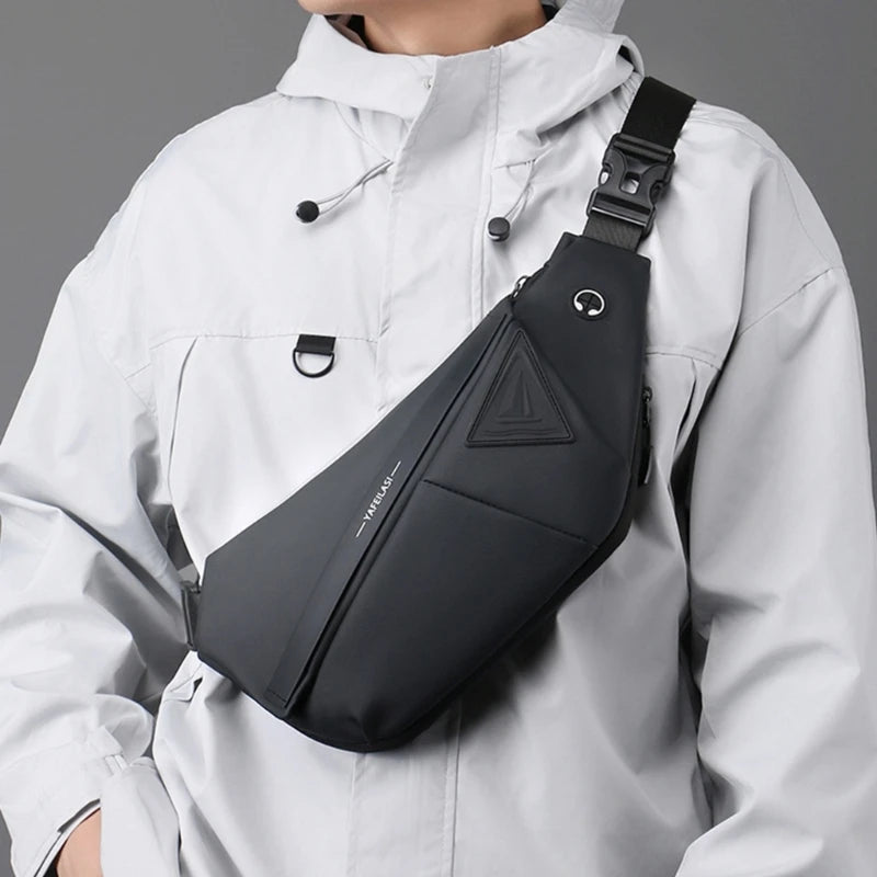 Homme portant un sac banane sport noir en bandoulière sur une veste blanche, sac imperméable et ergonomique au design moderne.