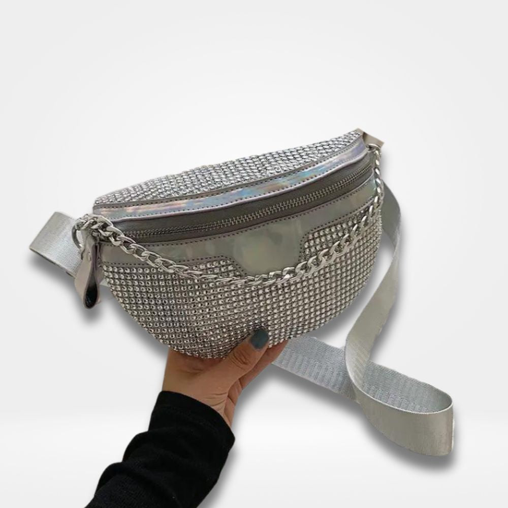 Sac banane argent élégant en simili cuir vernis — accessoire mode femme avec chaîne décorative.