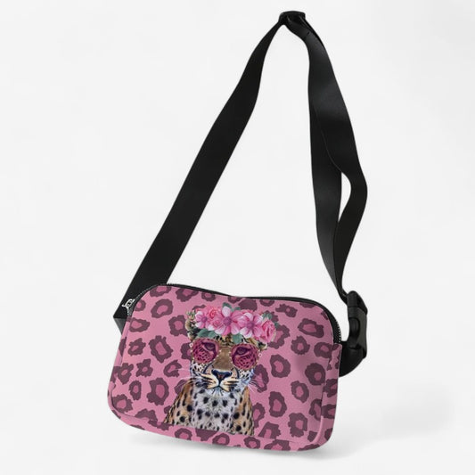 Sac banane léopard porté en ville