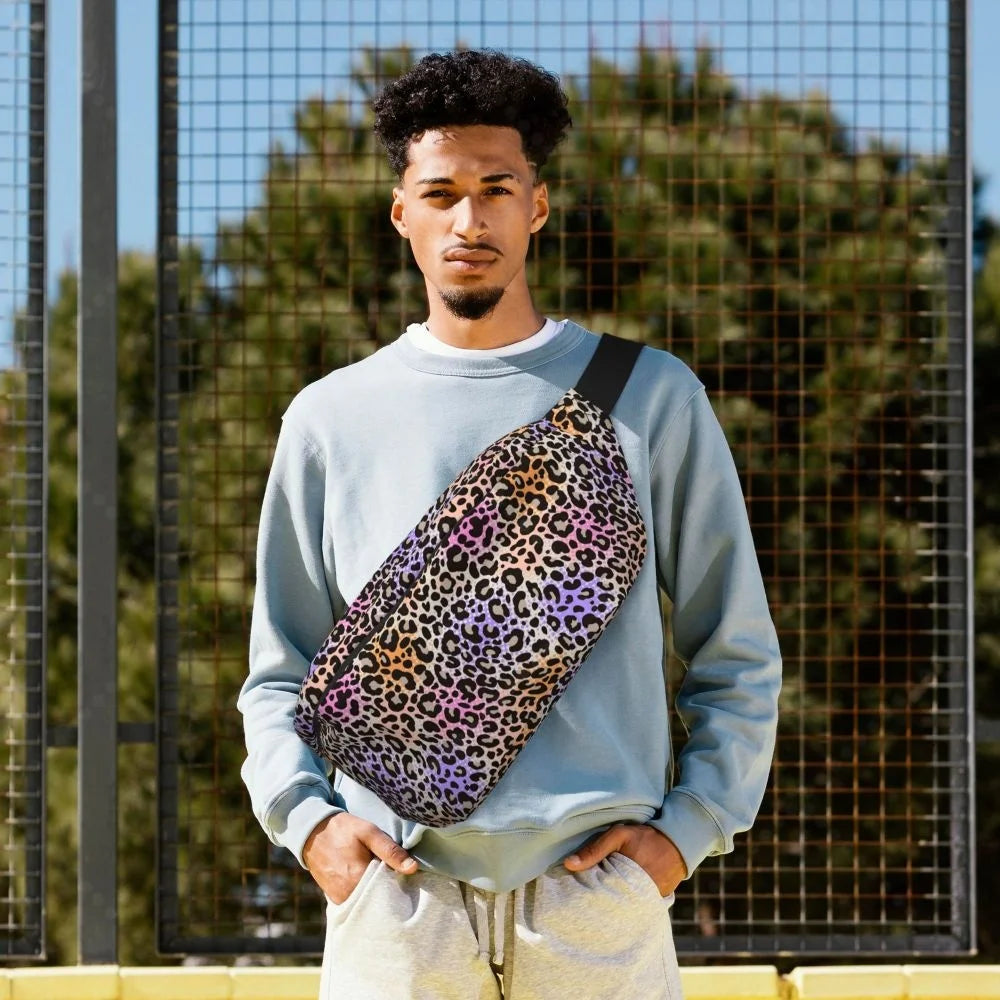 Homme portant un sac banane léopard multicolore en bandoulière — accessoire tendance streetwear violet orange rose