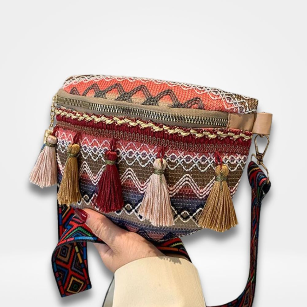 Sac banane style bohème avec motifs ethniques et pompons.